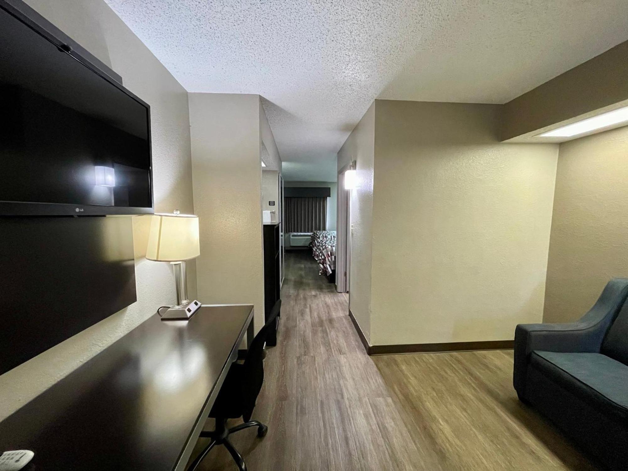 Red Roof Inn & Suites Jackson - Richland מראה חיצוני תמונה