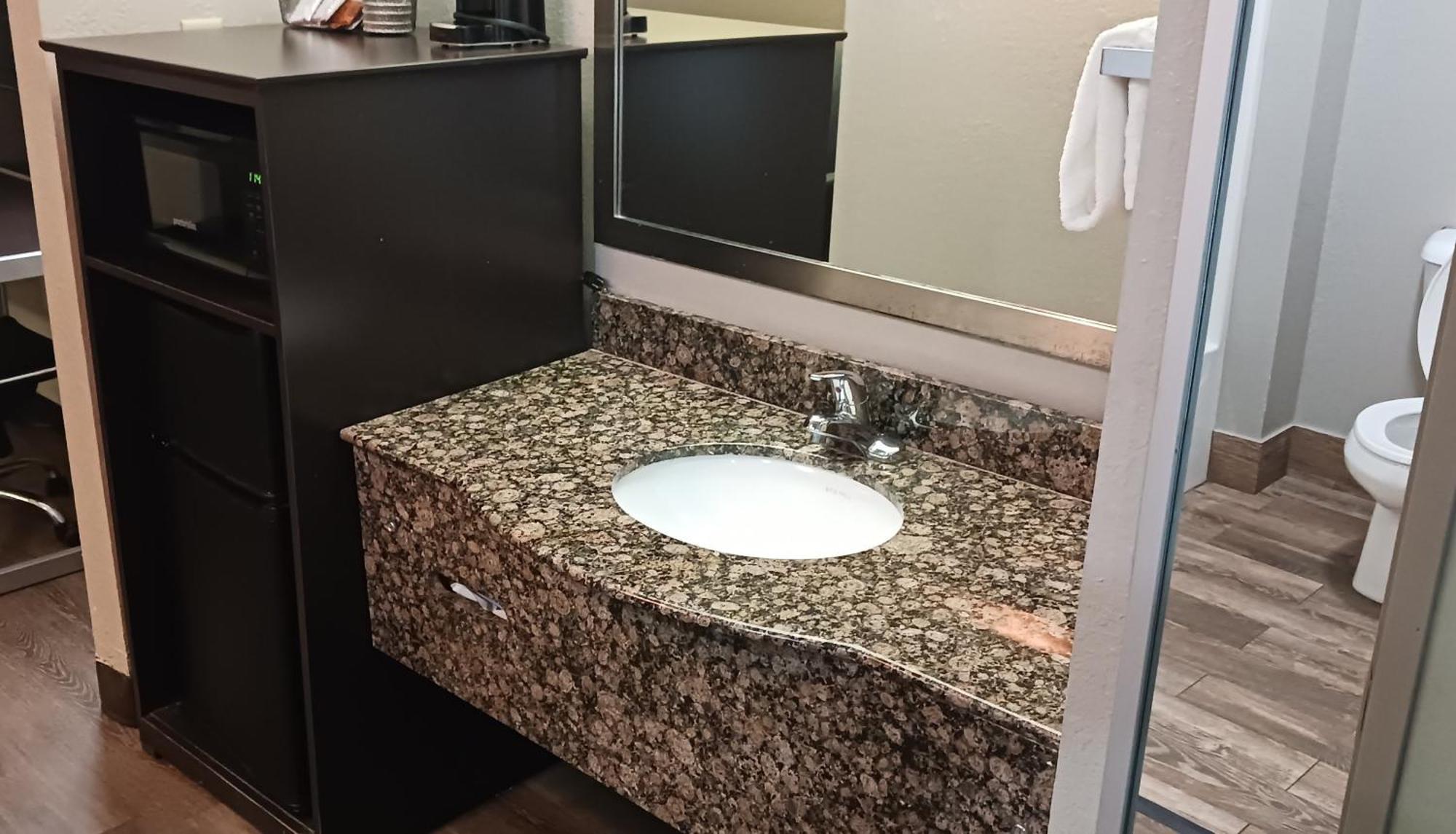 Red Roof Inn & Suites Jackson - Richland מראה חיצוני תמונה