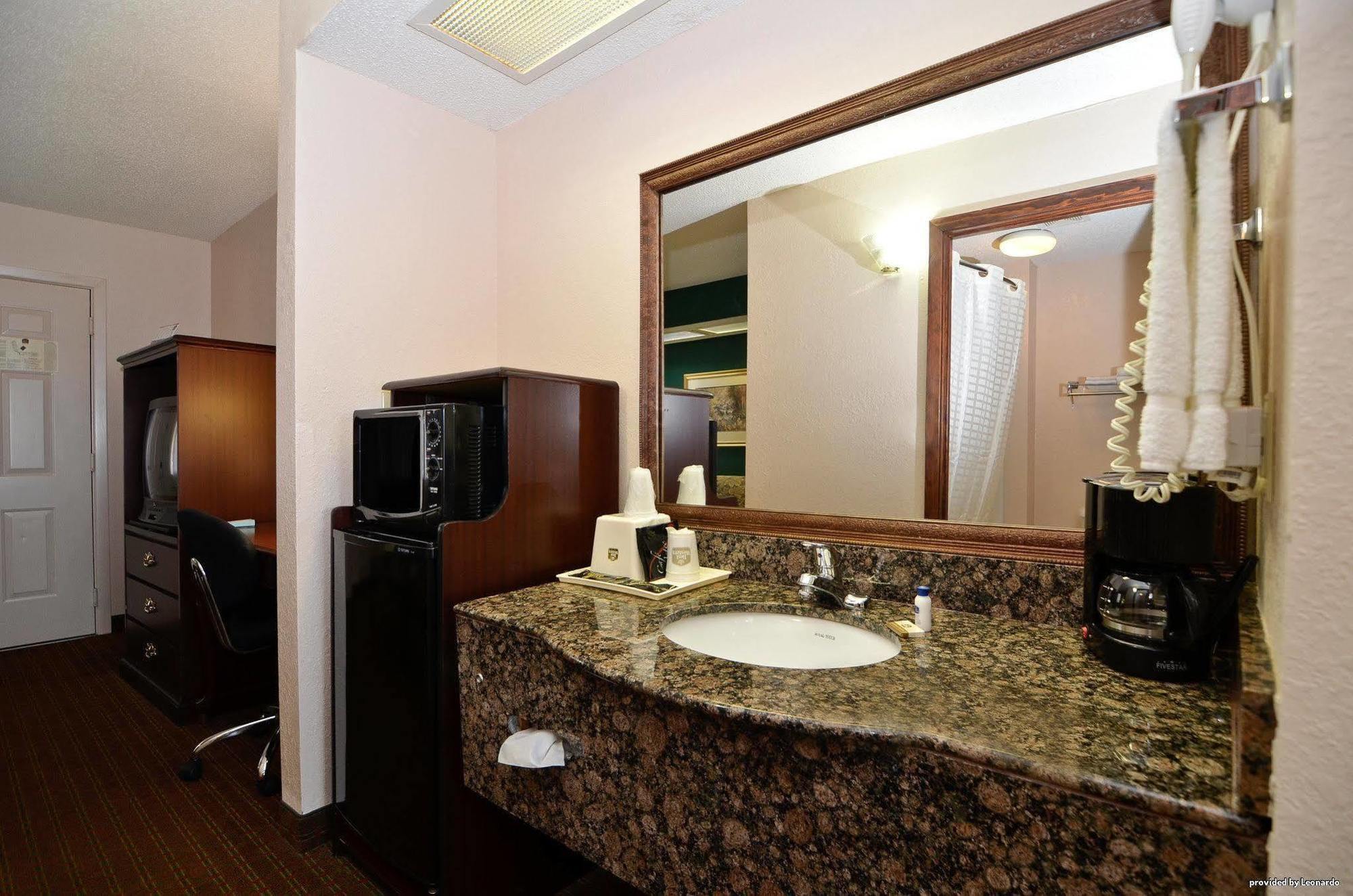 Red Roof Inn & Suites Jackson - Richland מראה חיצוני תמונה